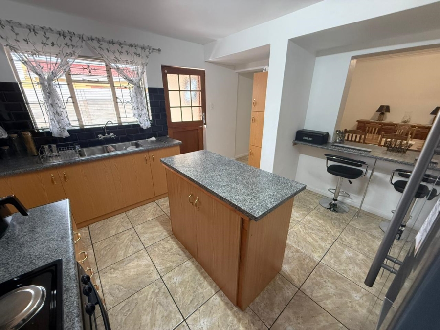 4 Bedroom Property for Sale in Somerset Park Western Cape